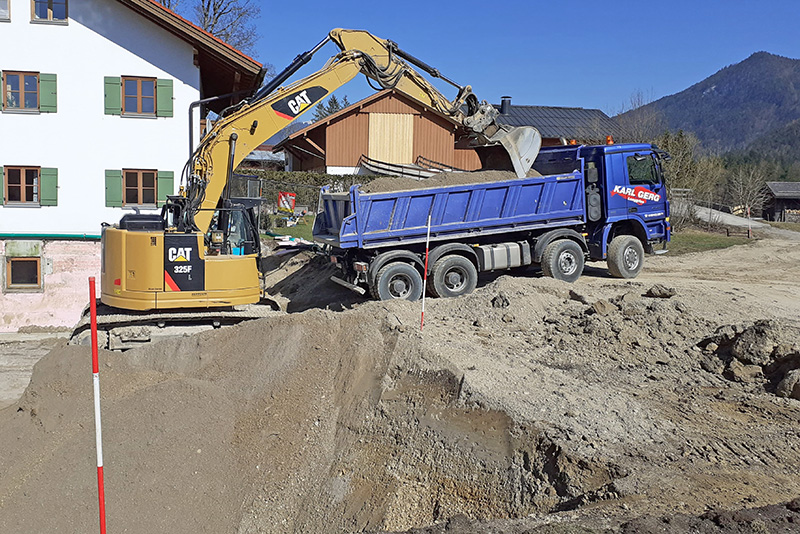 Bauunternehmung-Karl-Gerg-Erdarbeiten-Bagger-mit-Lastwagen Bauunternehmung-Karl-Gerg-Erdarbeiten-Bagger-mit-Lastwagen